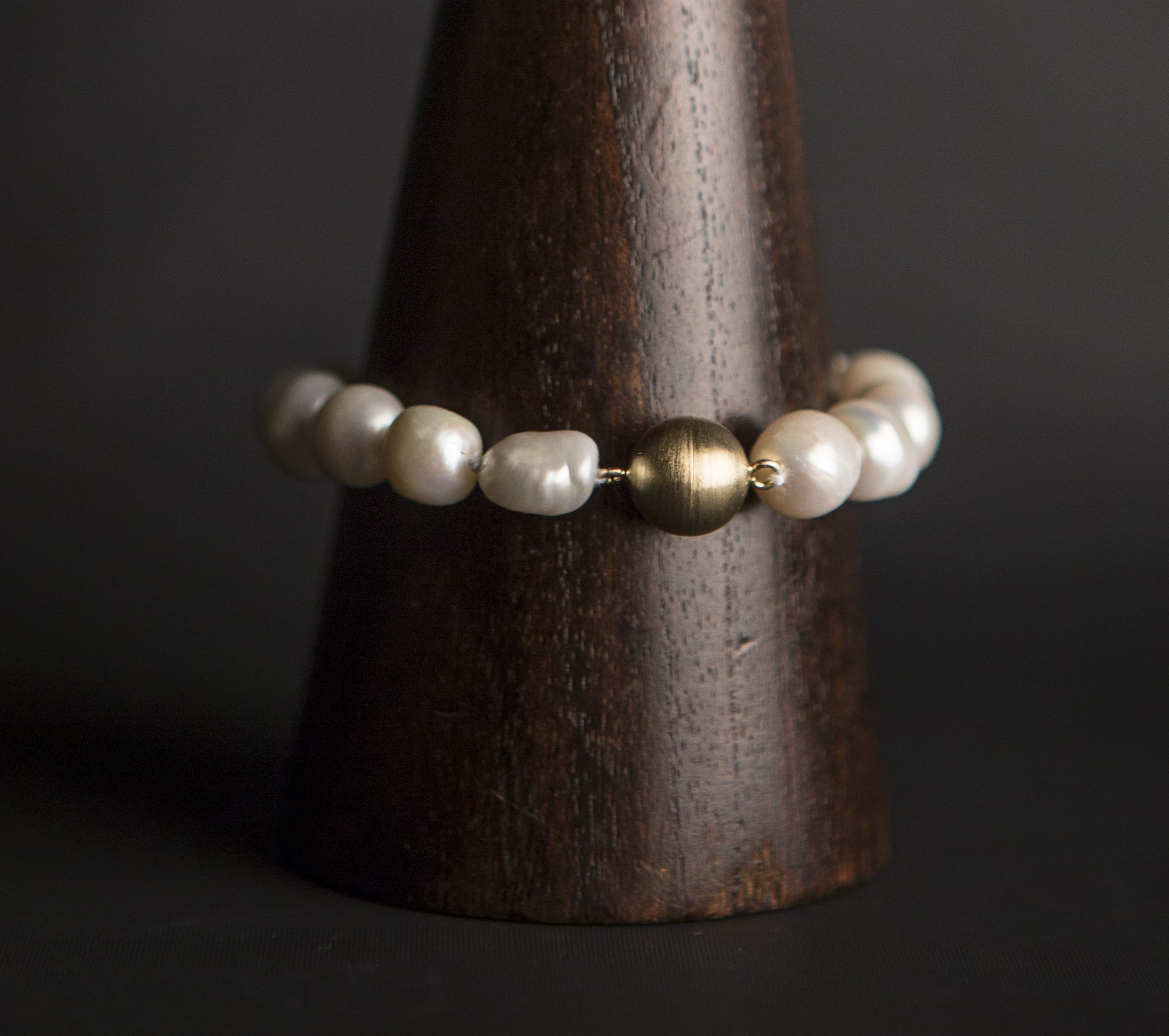 White baroque pearl bracelet, gold vermeil clasp - Image 2