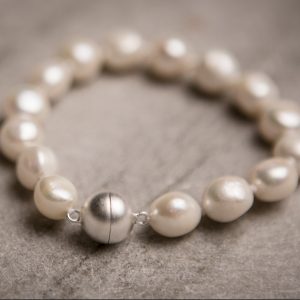 White baroque pearl bracelet, silver clasp