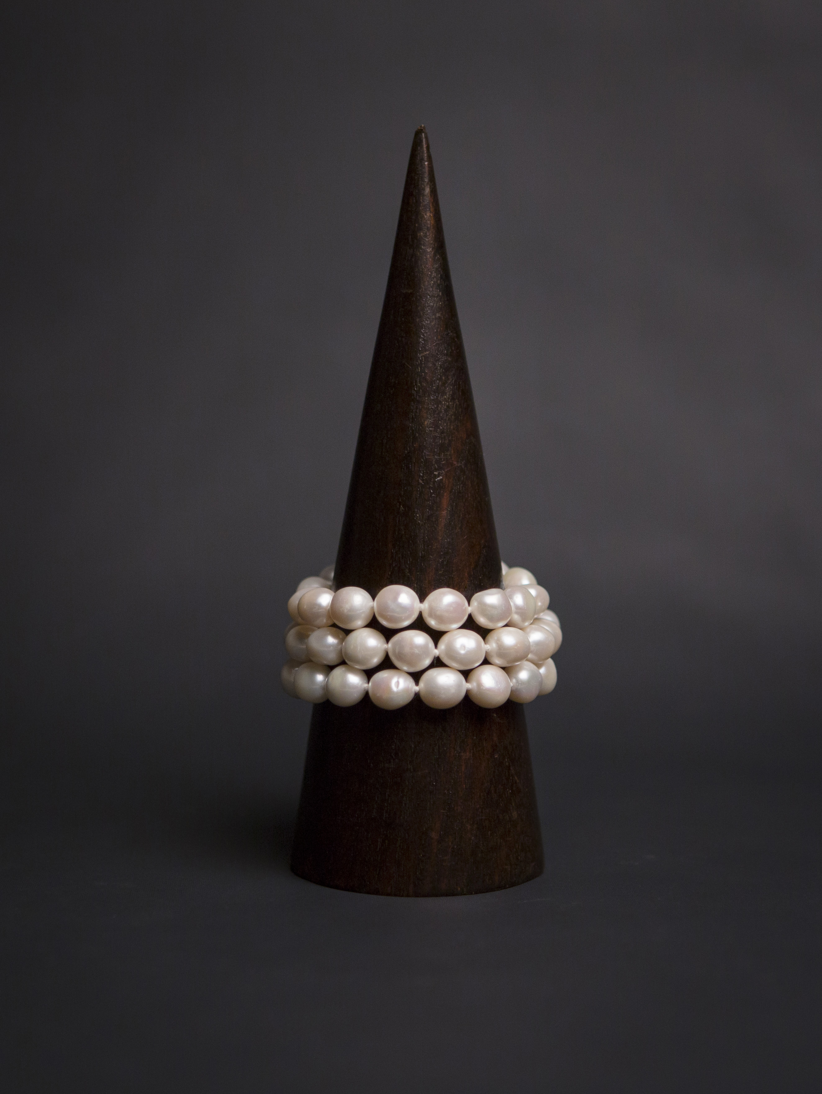 Triple strand white baroque pearl bracelet - Image 4