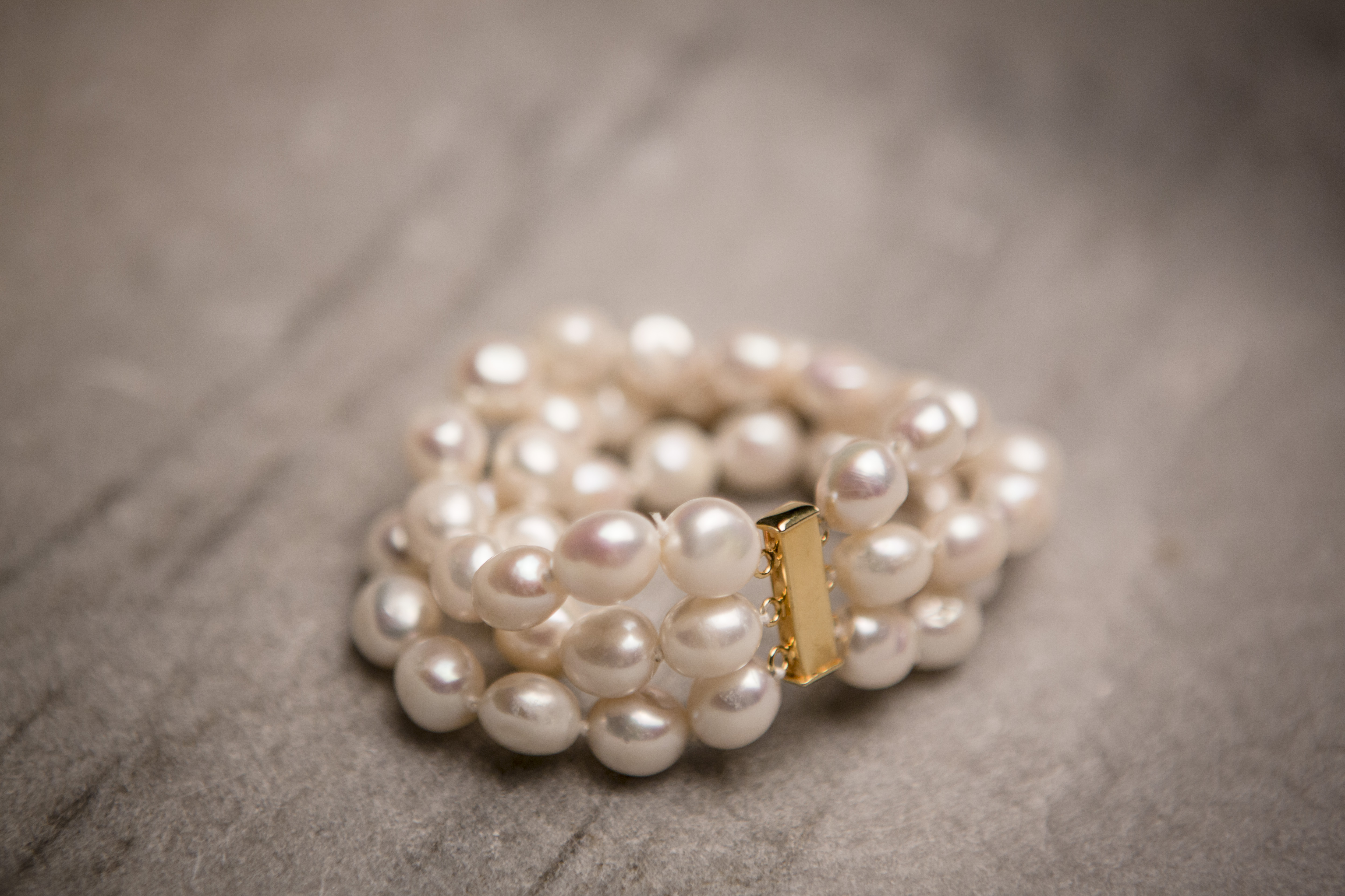 Triple strand white baroque pearl bracelet - Image 2