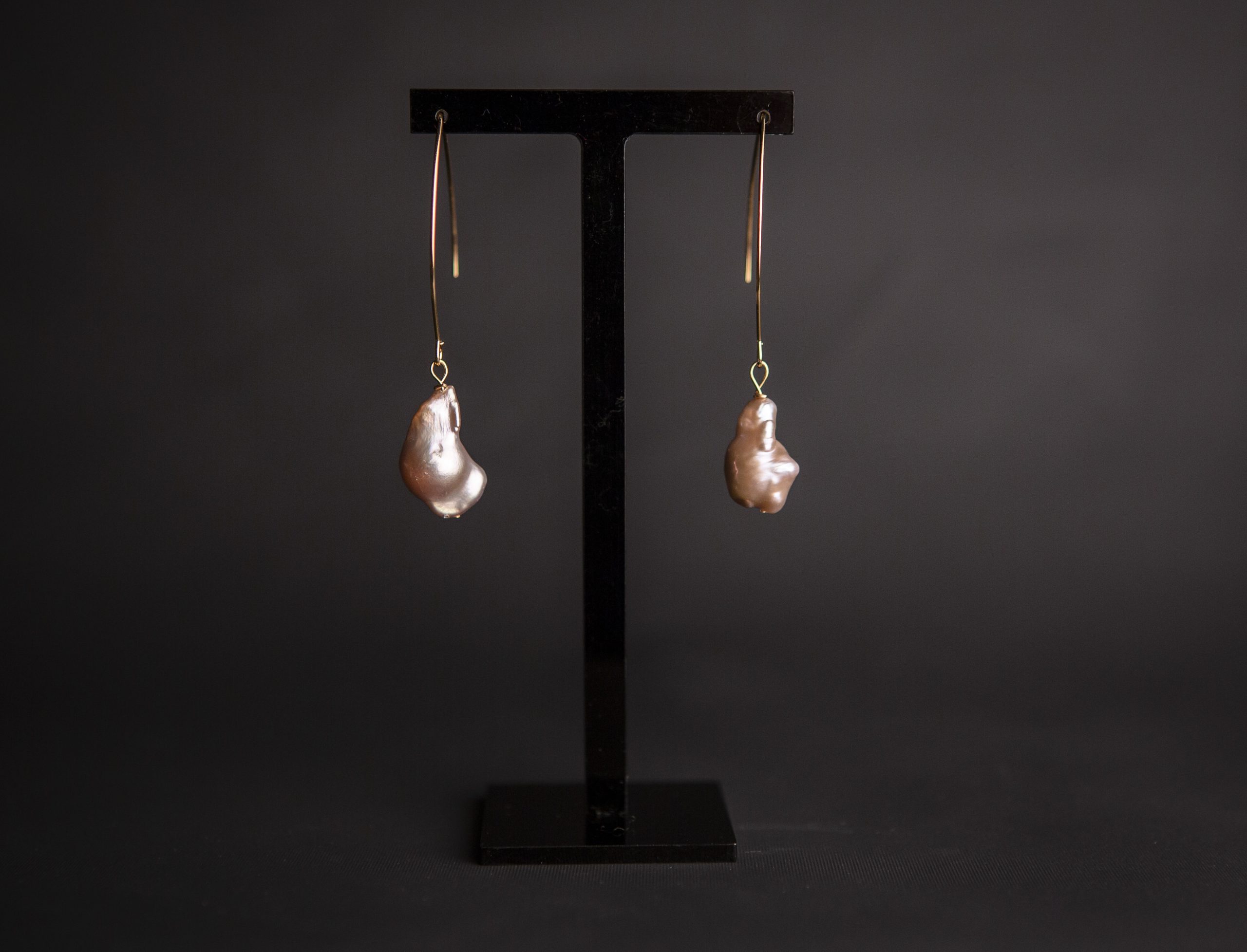 grey Baroque Pearl and gold-plated v Earrings - Image 5