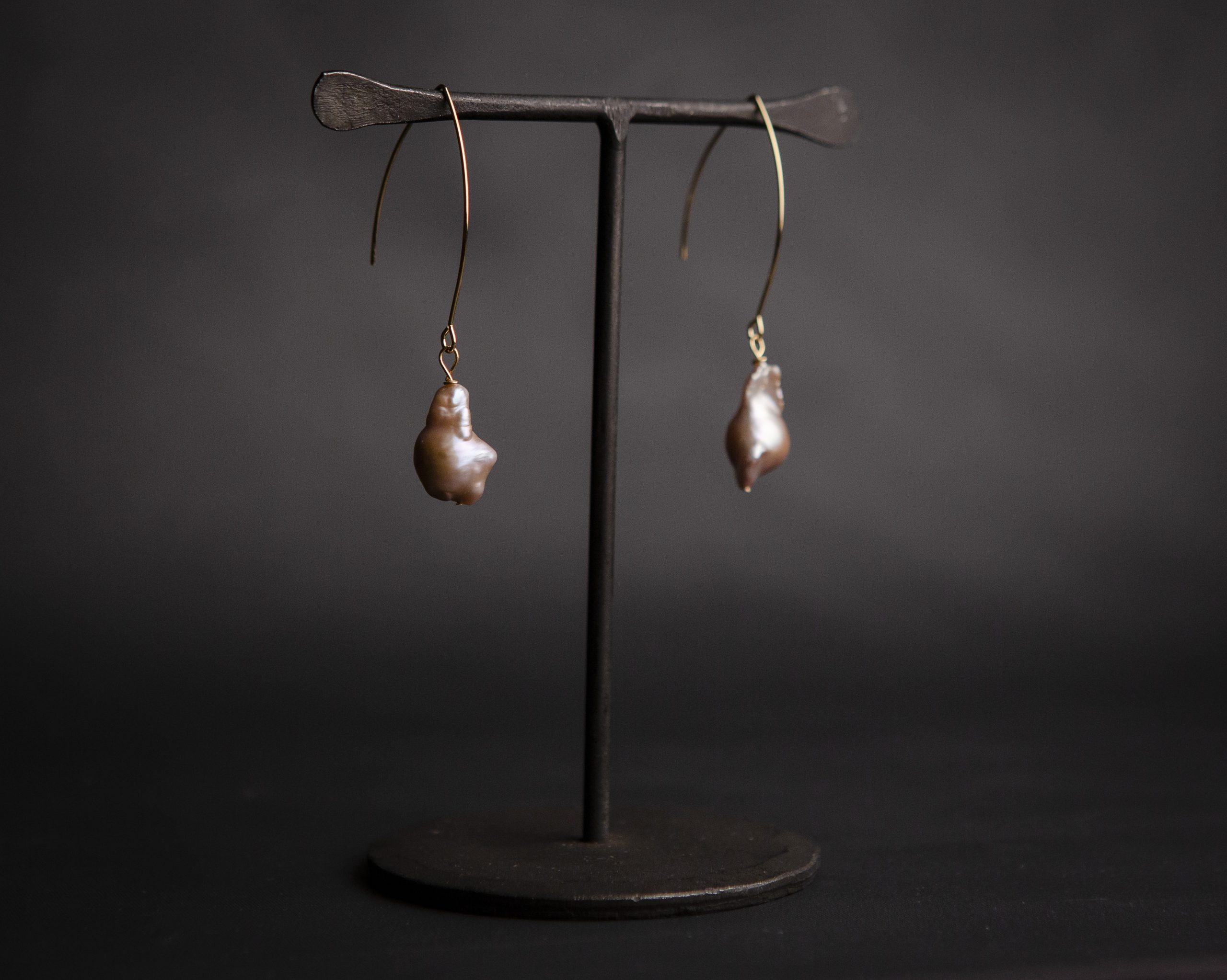 grey Baroque Pearl and gold-plated v Earrings - Image 2