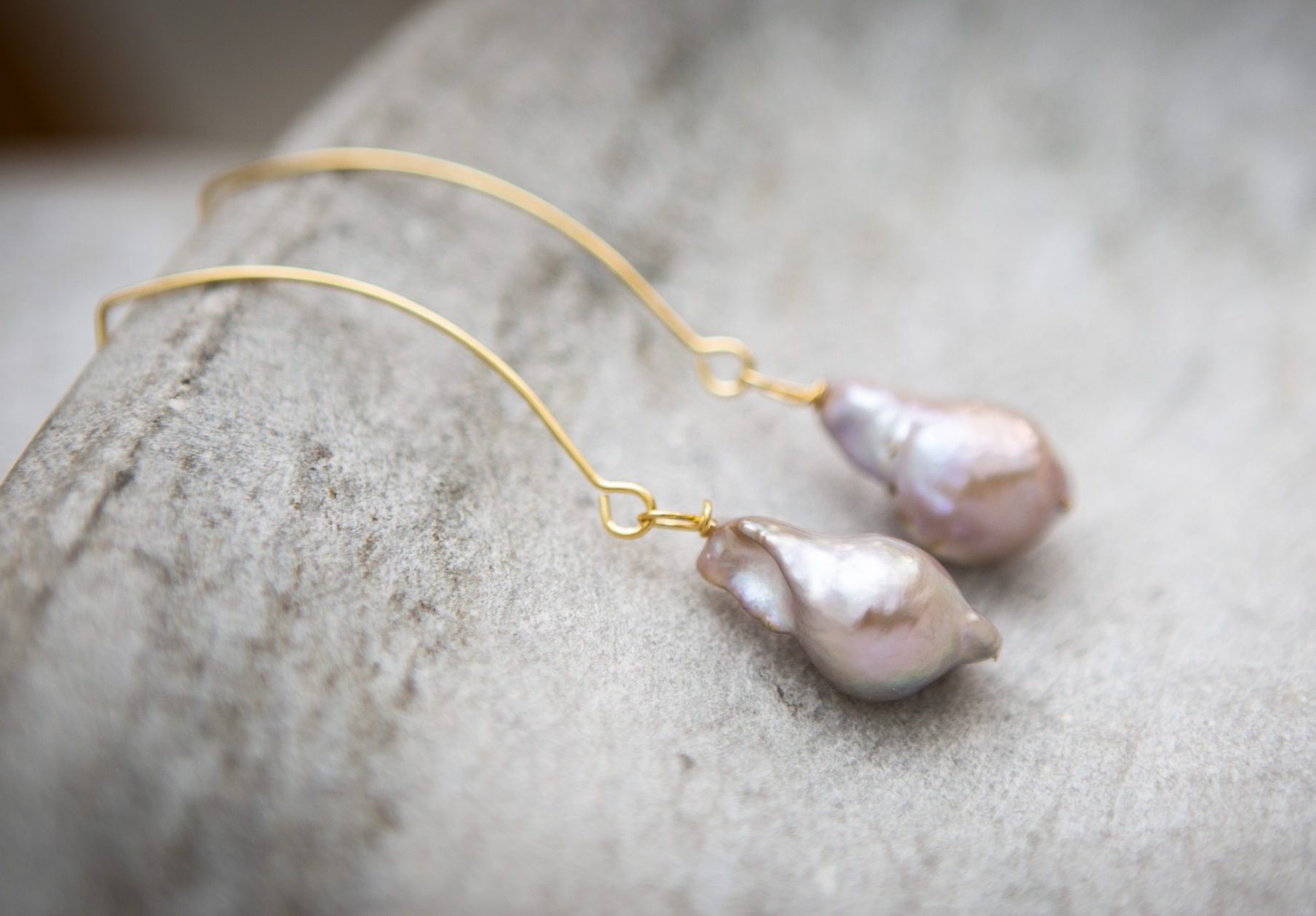 grey Baroque Pearl and gold-plated v Earrings