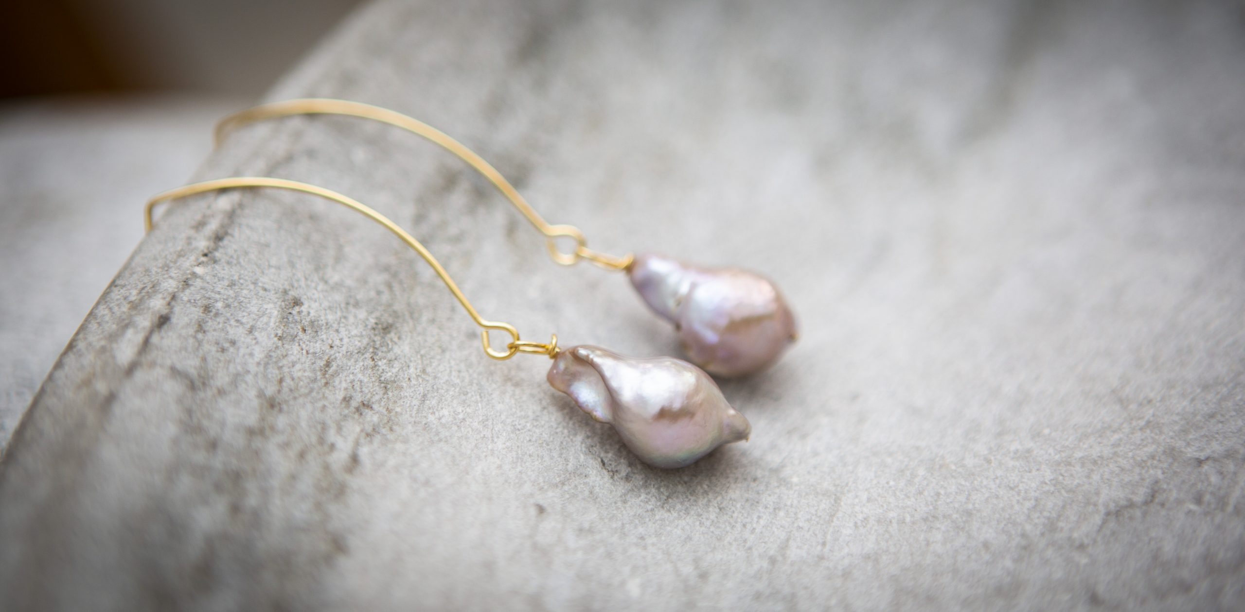 grey Baroque Pearl and gold-plated v Earrings - Image 3