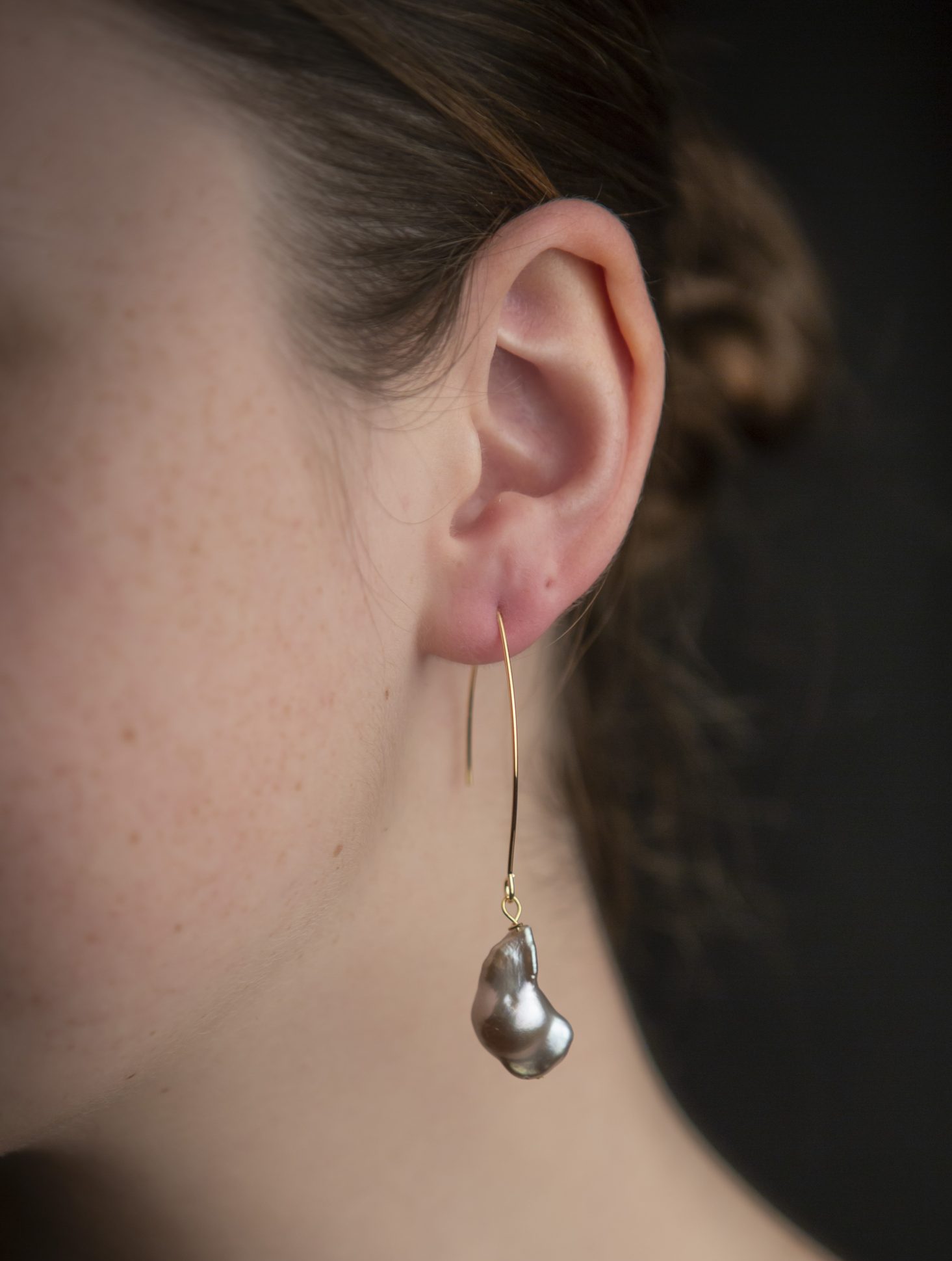 grey Baroque Pearl and gold-plated v Earrings - Image 4