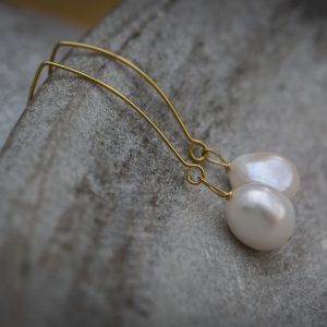 Baroque Pearl and gold-plated v Earrings