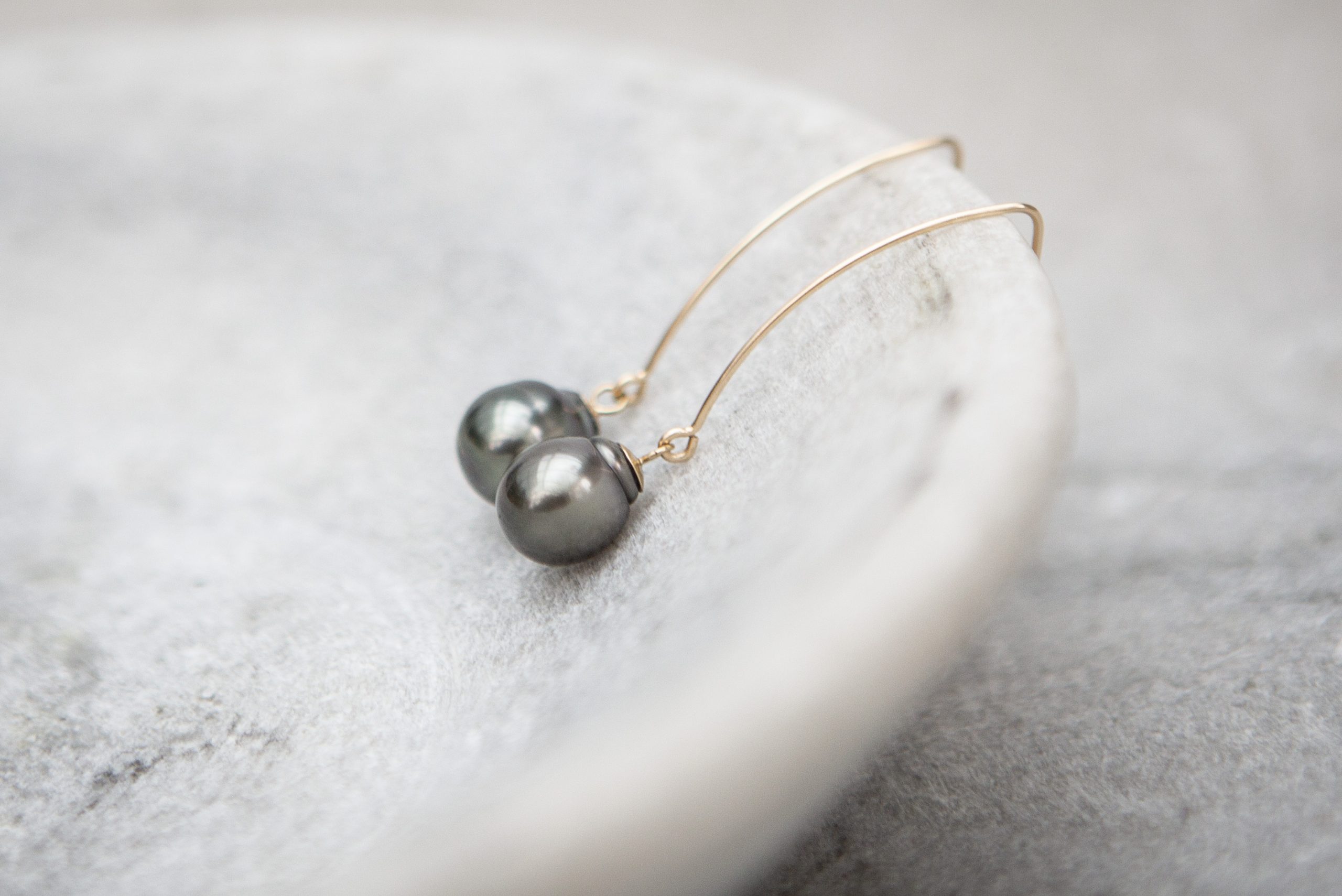 Tahitian Pearl and gold-plated v Earrings - Image 4