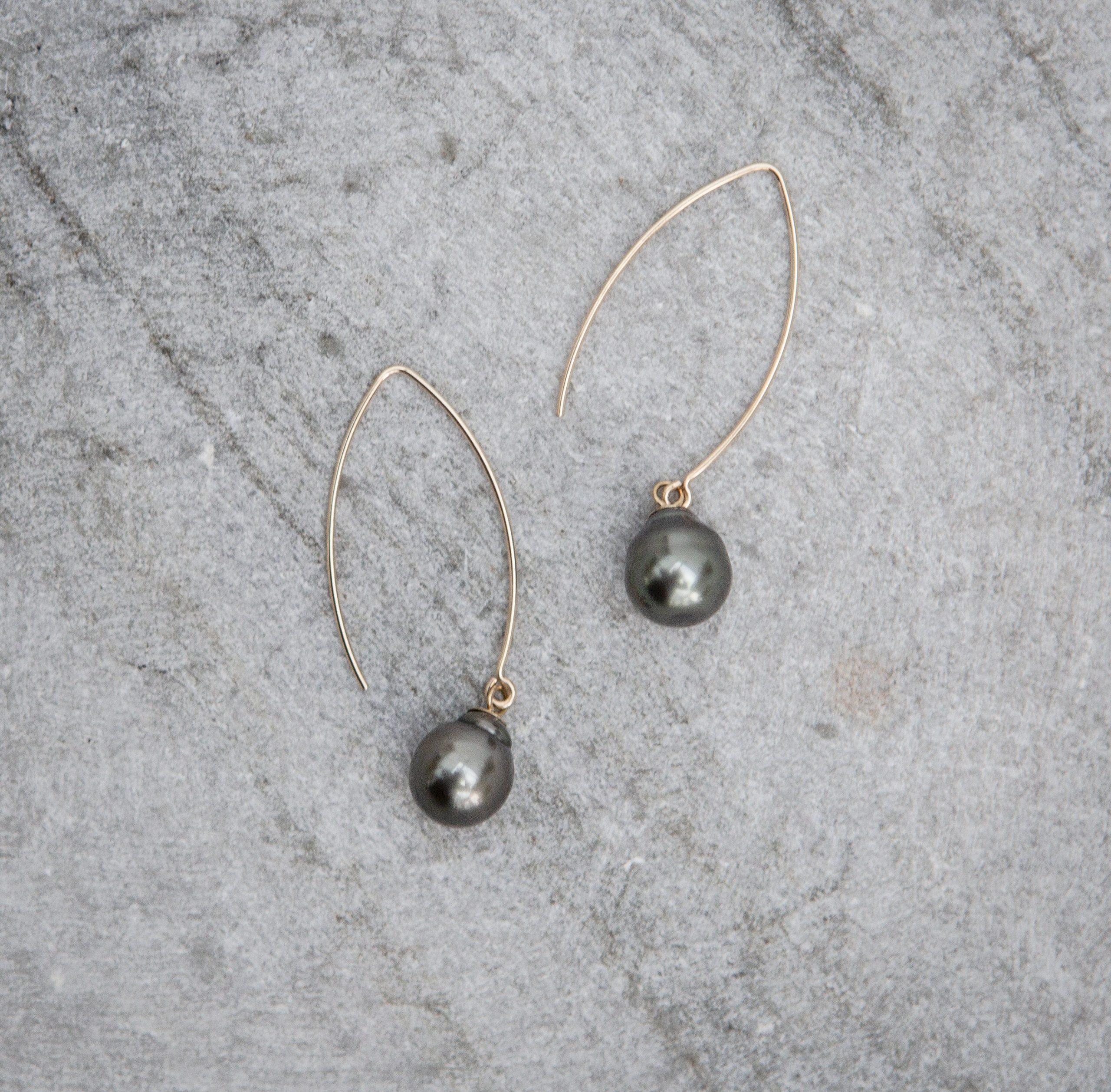 Tahitian Pearl and gold-plated v Earrings - Image 2